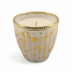 VELA EN VASIJA DE CRISTAL DECORADA BLANCO/DORADO 10.5X 9.8CM CON AROMA BERRY