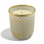 VELA EN VASIJA CRISTAL DECORADA BLANCO/DORADO 9.5X11.5CM CON AROMA BERRY