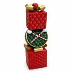 ADORNO METÁLICO CON DOS REGALOS ROJOS Y TAMBOR VERDE CENTRAL (99 CM)